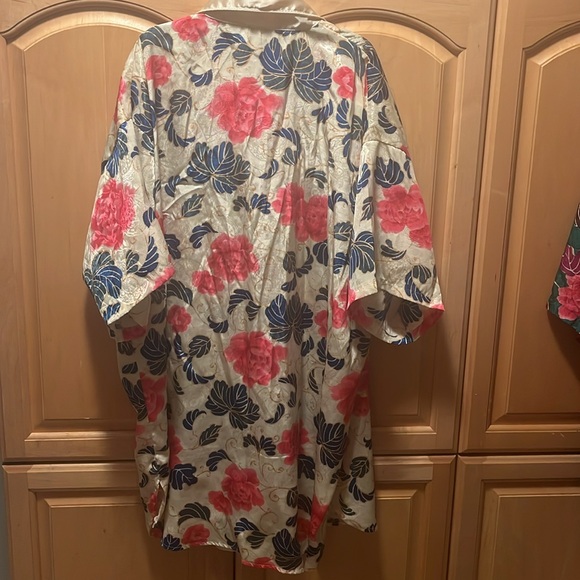Victoria’s Secret Floral Satin Kimono Robe - Picture 2 of 3